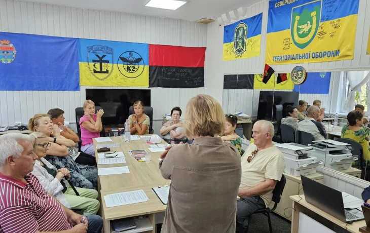 Люди похилого віку опановували техніки зняття стресу під час заходу з творчого малювання як психо-соціальна підтримка для людей похилого віку Люди похилого віку опановували техніки зняття стресу під час заходу з творчого малювання як психо-соціальна підтримка для людей похилого віку